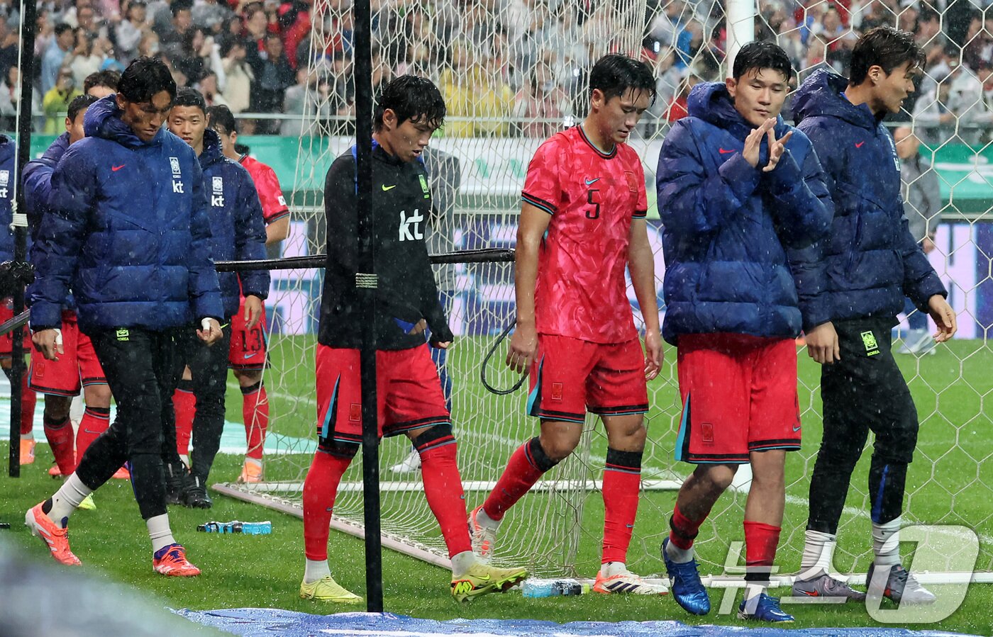 본문 이미지 - 10일 서울월드컵경기장에서 열린 하나은행 초청 축구국가대표팀 친선경기 대한민국과 브라질의 경기에서 0-5로 패배한 대한민국 선수들이 관중석을 향해 인사하고 있다. 2025.10.10/뉴스1 ⓒ News1 장수영 기자