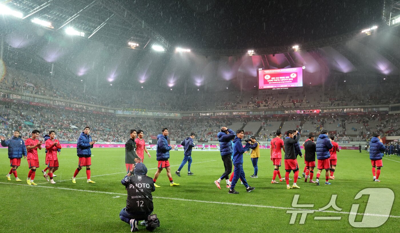 본문 이미지 - 10일 서울월드컵경기장에서 열린 하나은행 초청 축구국가대표팀 친선경기 대한민국과 브라질의 경기에서 0-5로 패배한 대한민국 선수들이 관중석을 향해 인사하고 있다. 2025.10.10/뉴스1 ⓒ News1 장수영 기자
