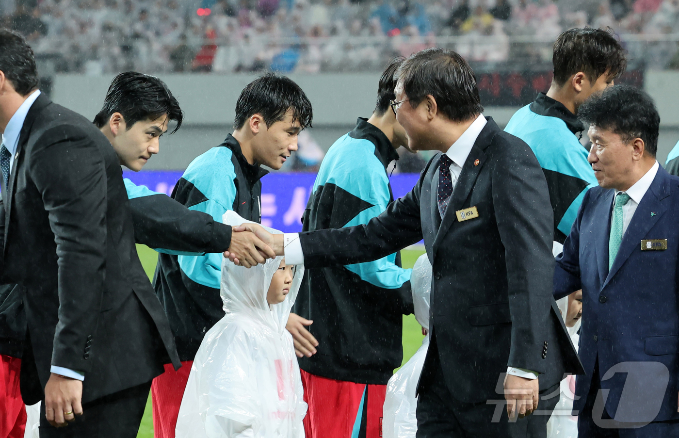 (서울=뉴스1) 김진환 기자 = 최휘영 문화체육관광부 장관이 10일 서울 마포구 서울월드컵경기장에서 열린 한국과 브라질의 남자 축구 국가대표 평가전에 앞서 대한민국 선수단을 격려하 …