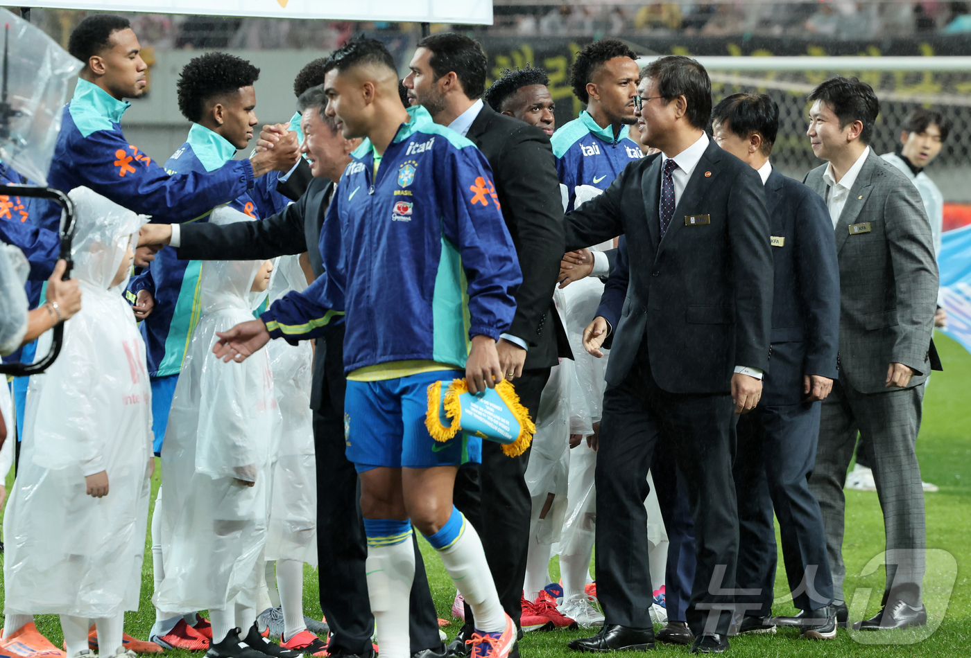 (서울=뉴스1) 김진환 기자 = 최휘영 문화체육관광부 장관이 10일 서울 마포구 서울월드컵경기장에서 열린 한국과 브라질의 남자 축구 국가대표 평가전에 앞서 브라질 선수단을 격려하고 …