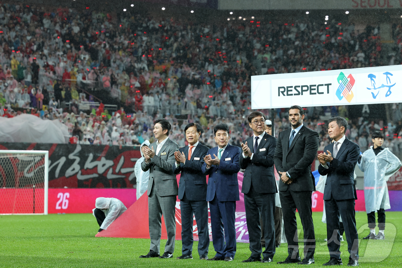 (서울=뉴스1) 김진환 기자 = 최휘영 문화체육관광부 장관이 10일 서울 마포구 서울월드컵경기장에서 열린 한국과 브라질의 남자 축구 국가대표 평가전에 앞서 선수단 입장 때 격려의 …