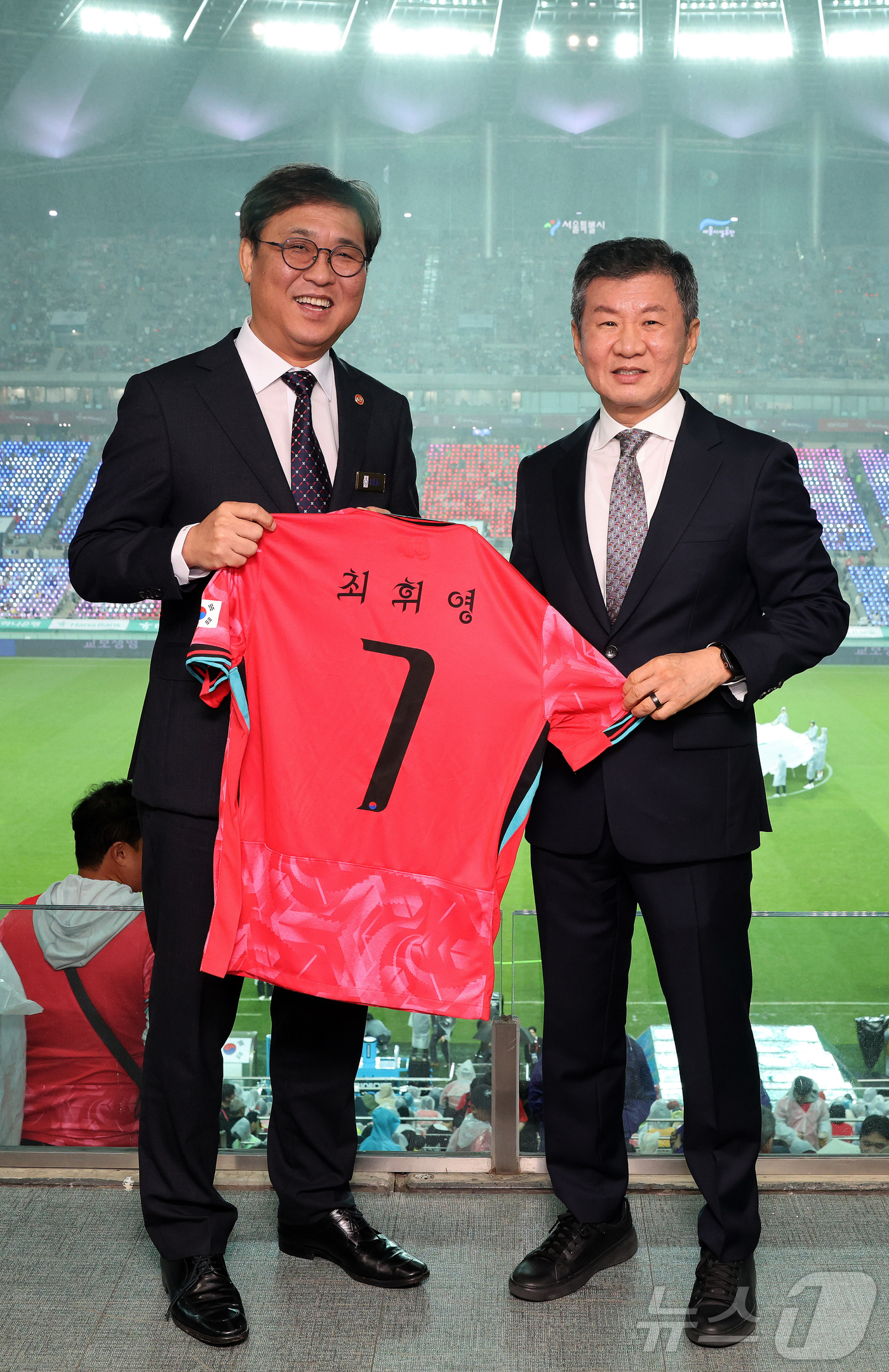 (서울=뉴스1) 김진환 기자 = 최휘영 문화체육관광부 장관이 10일 서울 마포구 서울월드컵경기장에서 열린 한국과 브라질의 남자 축구 국가대표 평가전에 앞서 정몽규 대한축구협회 회장 …