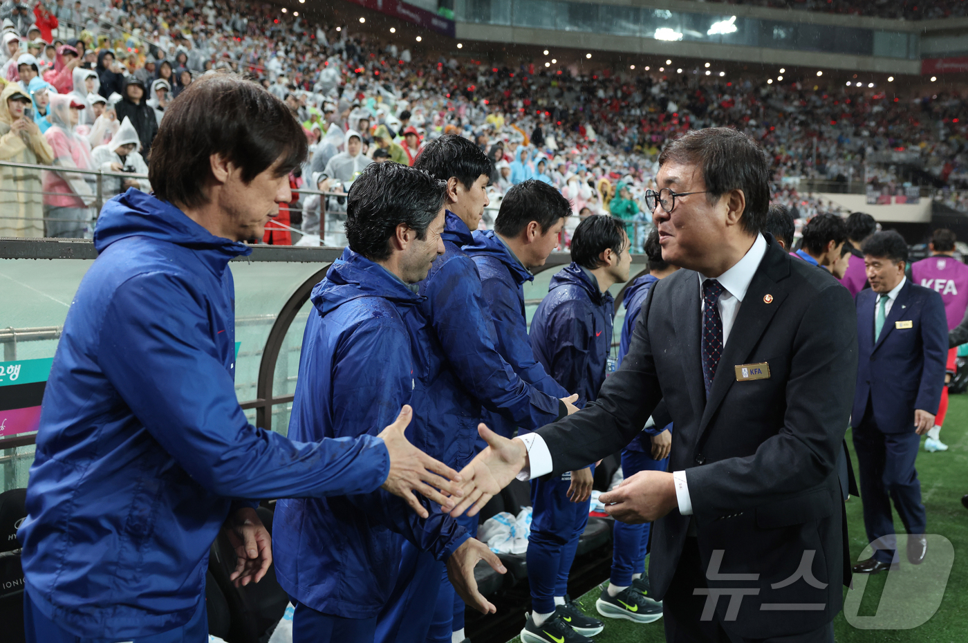 (서울=뉴스1) 김진환 기자 = 최휘영 문화체육관광부 장관이 10일 서울 마포구 서울월드컵경기장에서 열린 한국과 브라질의 남자 축구 국가대표 평가전에 앞서 홍명보 감독을 격려하고 …