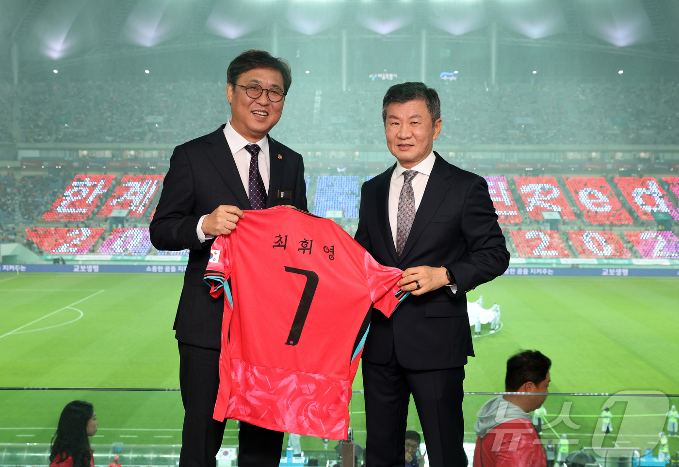 (서울=뉴스1) 김진환 기자 = 최휘영 문화체육관광부 장관이 10일 서울 마포구 서울월드컵경기장에서 열린 한국과 브라질의 남자 축구 국가대표 평가전에 앞서 정몽규 대한축구협회 회장 …