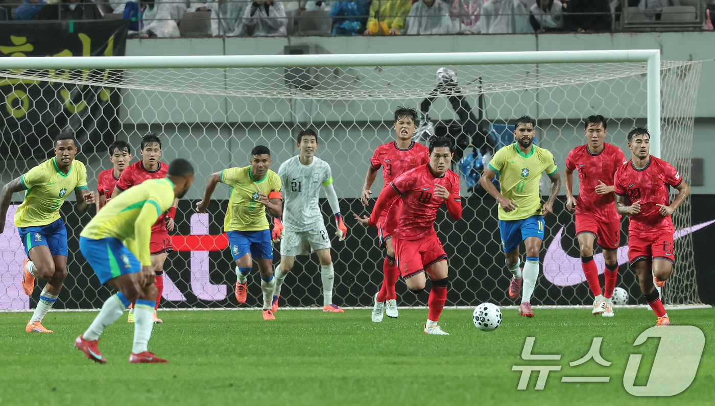 (서울=뉴스1) 장수영 기자 = 10일 서울월드컵경기장에서 열린 하나은행 초청 축구국가대표팀 친선경기 대한민국과 브라질의 경기, 후반전 대한민국 이동경과 선수들이 역습을 펼치고 있 …