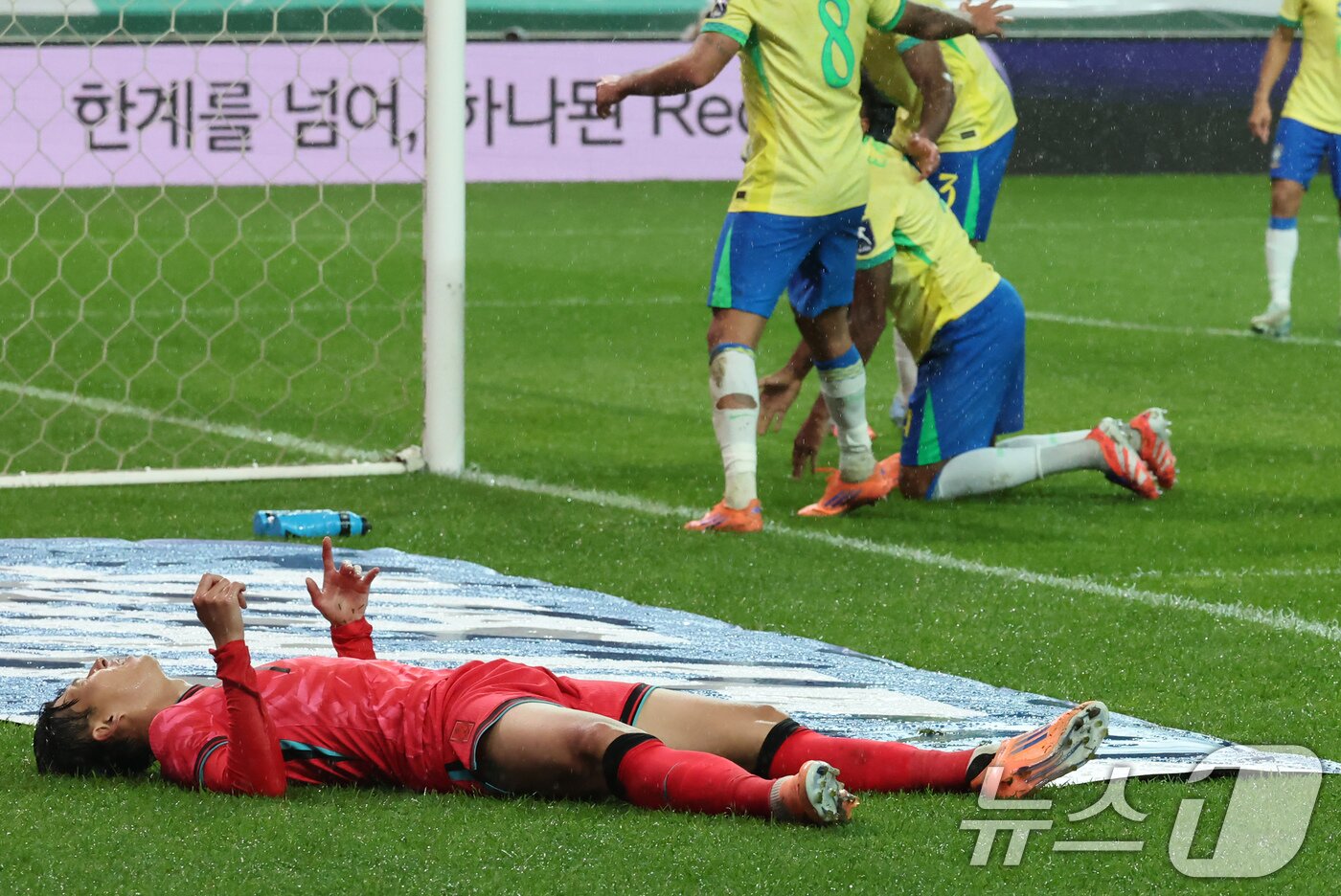 본문 이미지 - 10일 서울월드컵경기장에서 열린 하나은행 초청 축구국가대표팀 친선경기 대한민국과 브라질의 경기, 후반전 대한민국 손흥민이 득점 찬스를 놓친 뒤 아쉬워하고 있다. 2025.10.10/뉴스1 ⓒ News1 장수영 기자