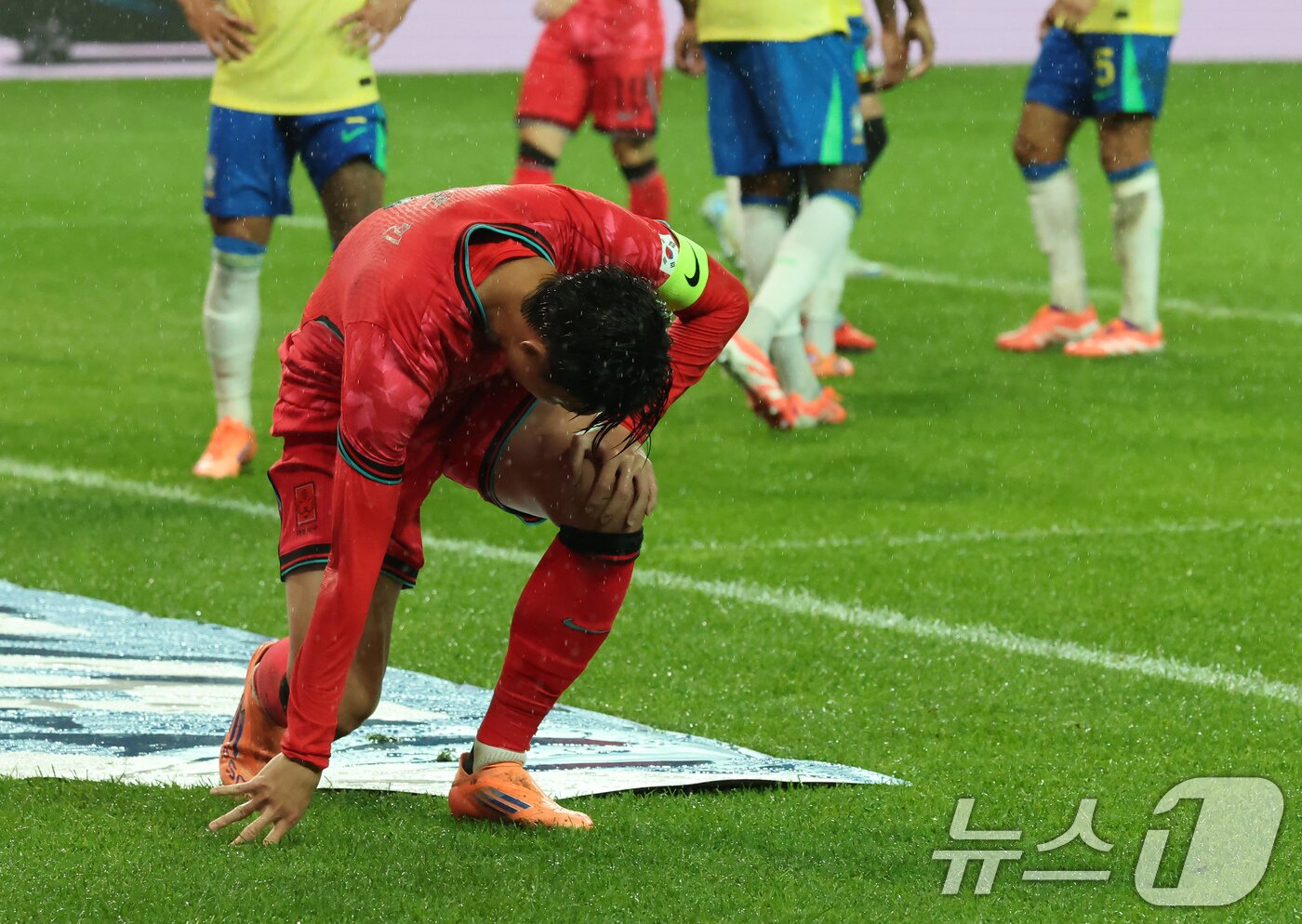 본문 이미지 - 브라질전에서 아쉬워하는 손흥민. 2025.10.10 ⓒ 뉴스1 장수영 기자