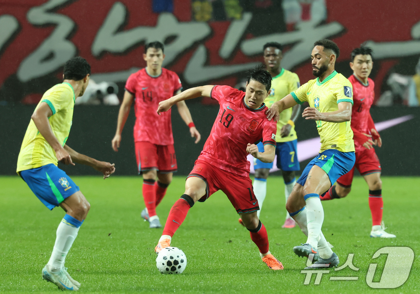 (서울=뉴스1) 장수영 기자 = 10일 서울월드컵경기장에서 열린 하나은행 초청 축구국가대표팀 친선경기 대한민국과 브라질의 경기, 전반전 대한민국 이강인이 돌파하고 있다. 2025. …