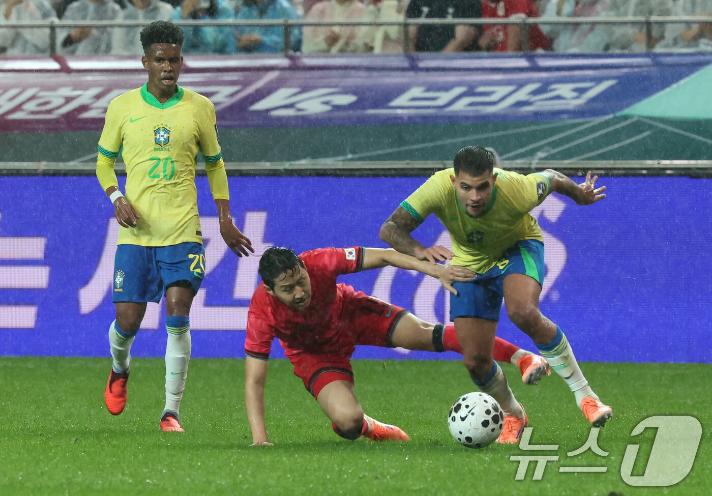본문 이미지 - 10일 서울월드컵경기장에서 열린 하나은행 초청 축구국가대표팀 친선경기 대한민국과 브라질의 경기, 전반전 대한민국 이강인이 몸싸움을 하고 있다. 2025.10.10/뉴스1 ⓒ News1 장수영 기자