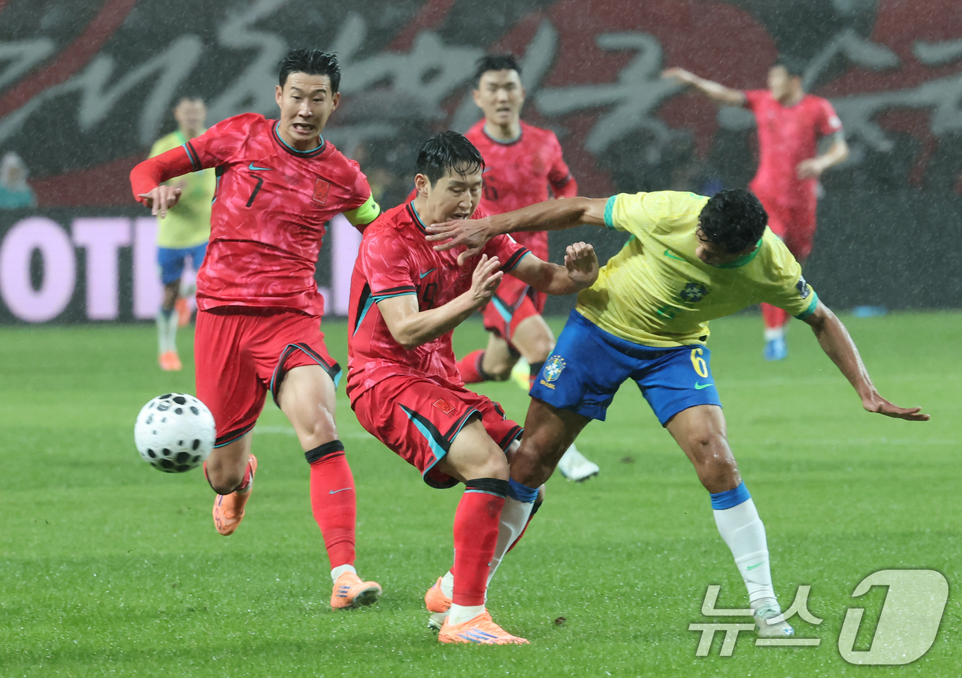 (서울=뉴스1) 장수영 기자 = 10일 서울월드컵경기장에서 열린 하나은행 초청 축구국가대표팀 친선경기 대한민국과 브라질의 경기, 전반전 대한민국 손흥민과 이강인이 공격하고 있다. …