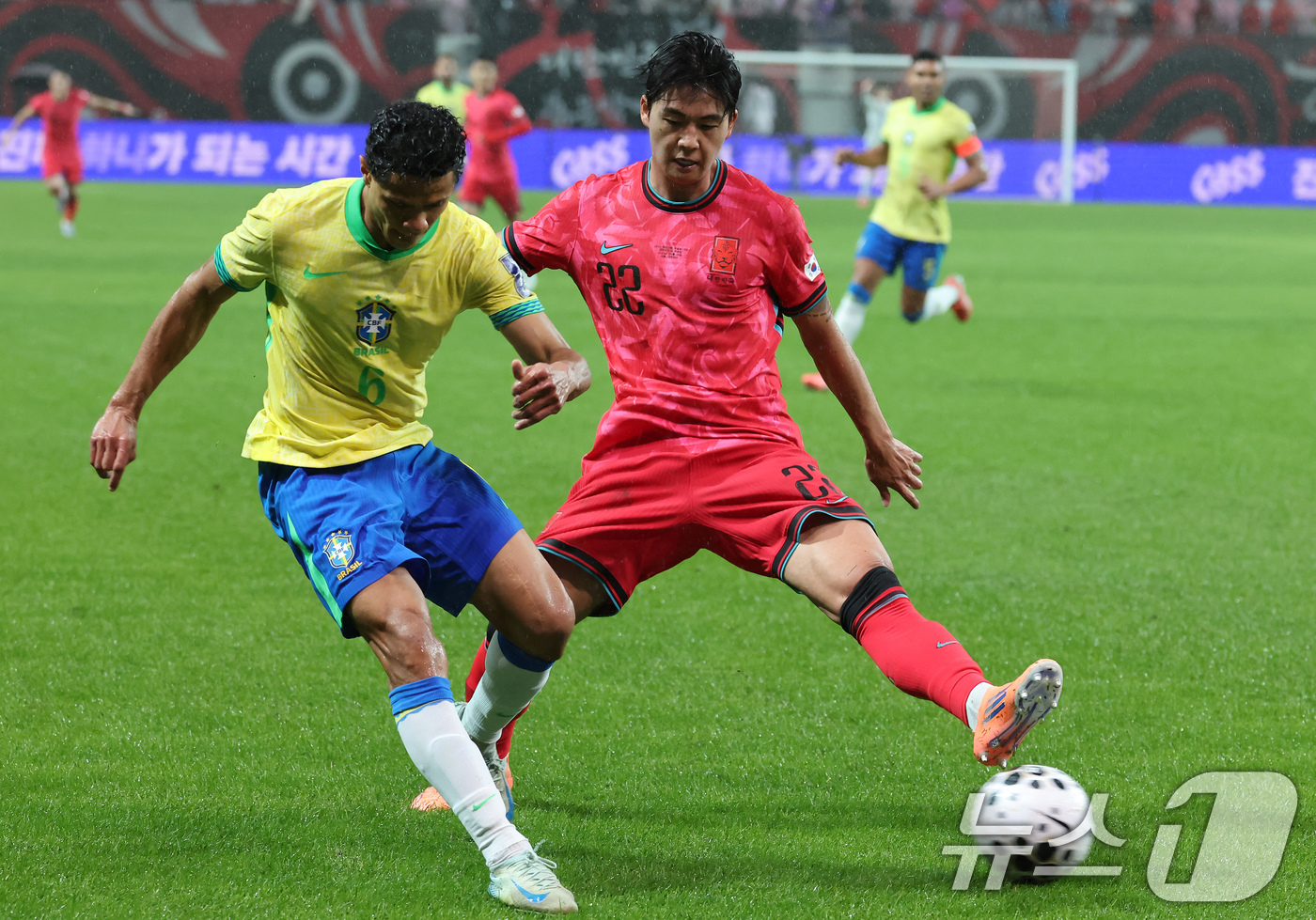(서울=뉴스1) 장수영 기자 = 10일 서울월드컵경기장에서 열린 하나은행 초청 축구국가대표팀 친선경기 대한민국과 브라질의 경기, 전반전 대한민국 설영우가 압박수비를 하고 있다. 2 …