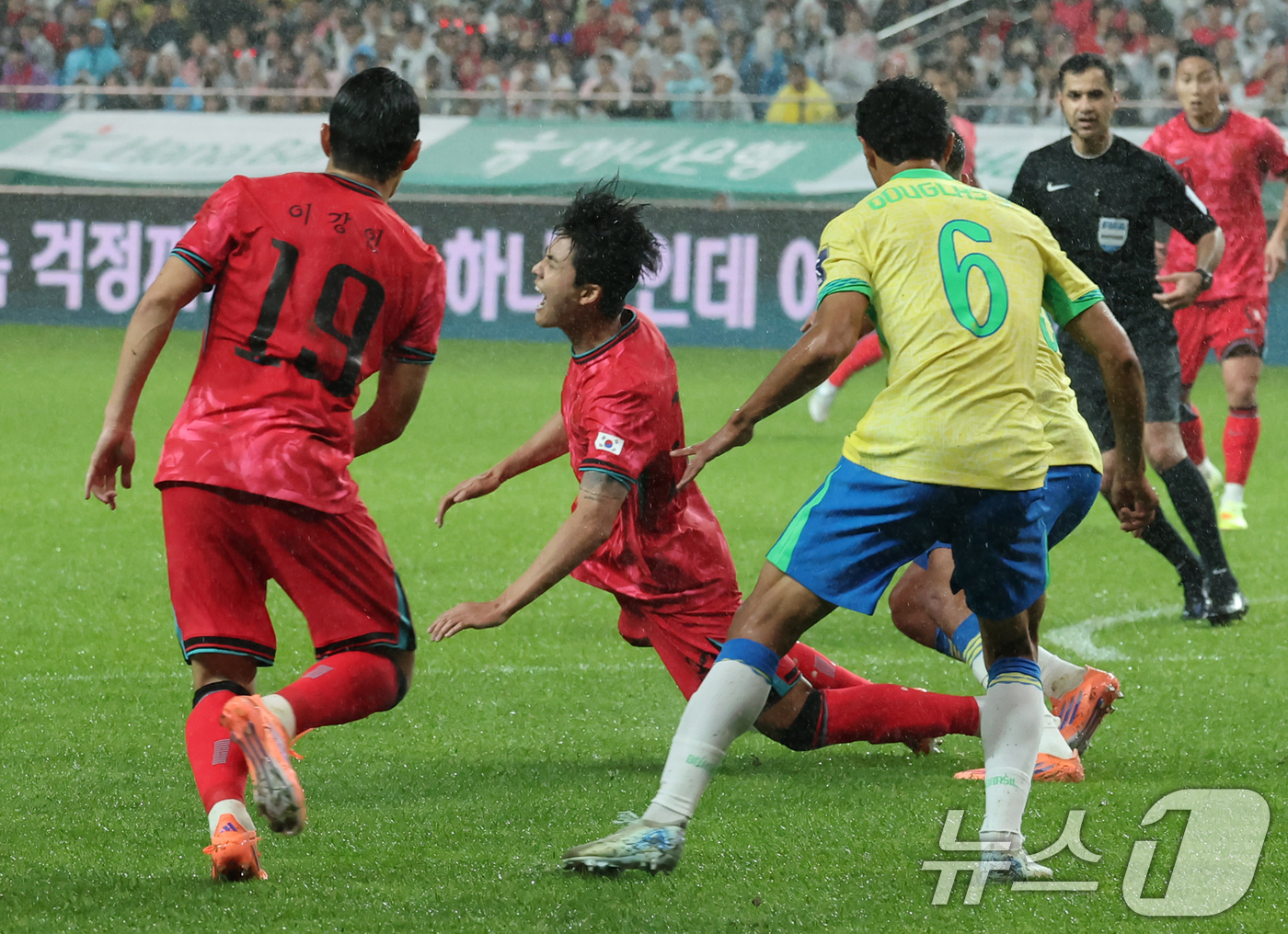 (서울=뉴스1) 장수영 기자 = 10일 서울월드컵경기장에서 열린 하나은행 초청 축구국가대표팀 친선경기 대한민국과 브라질의 경기, 전반전 대한민국 설영우가 상대 수비에 넘어지고 있다 …