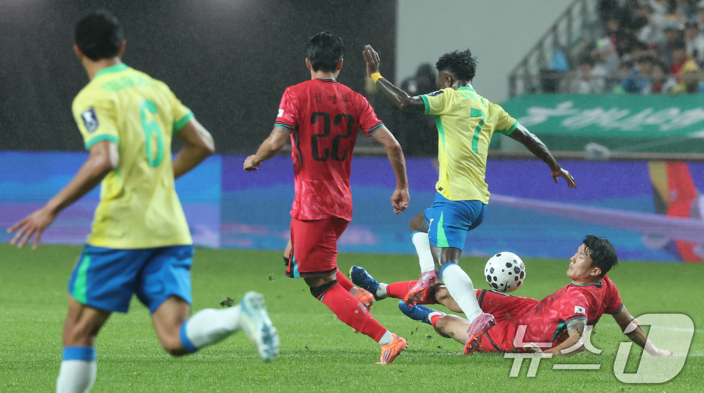 (서울=뉴스1) 장수영 기자 = 10일 서울월드컵경기장에서 열린 하나은행 초청 축구국가대표팀 친선경기 대한민국과 브라질의 경기, 전반전 대한민국 김민재가 태클로 공을 뺏어내고 있다 …