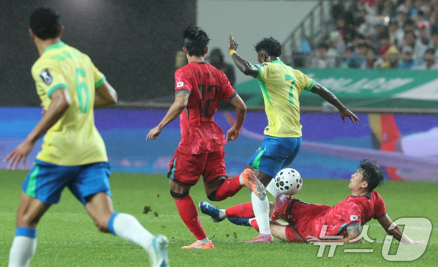 본문 이미지 - 브라질전에서 슬라이딩 태클을 하는 김민재&#40;오른쪽&#41;. 2025.10.10/뉴스1 ⓒ News1 장수영 기자