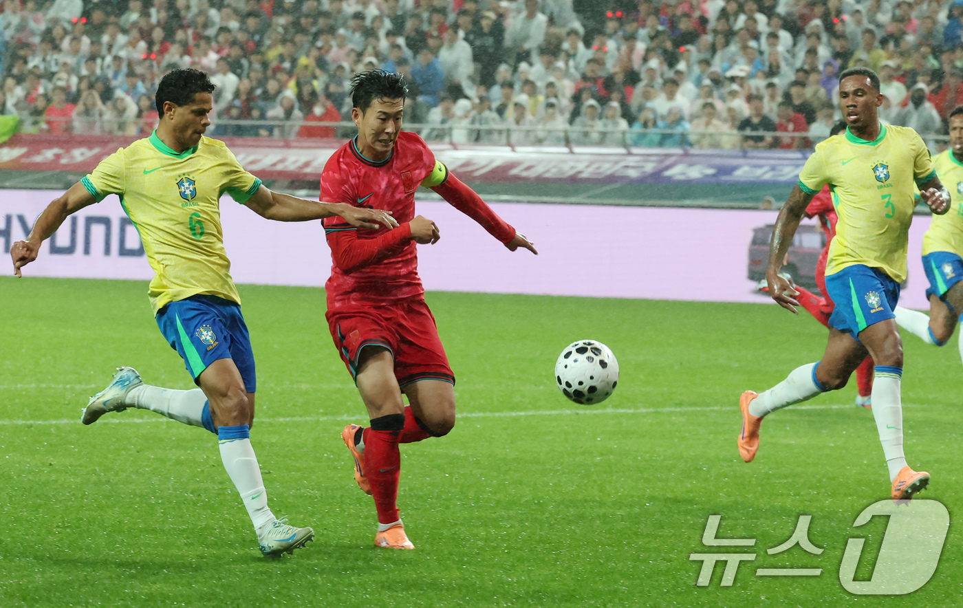 (서울=뉴스1) 장수영 기자 = 10일 서울월드컵경기장에서 열린 하나은행 초청 축구국가대표팀 친선경기 대한민국과 브라질의 경기, 전반전 대한민국 손흥민이 돌파하고 있다. 2025. …
