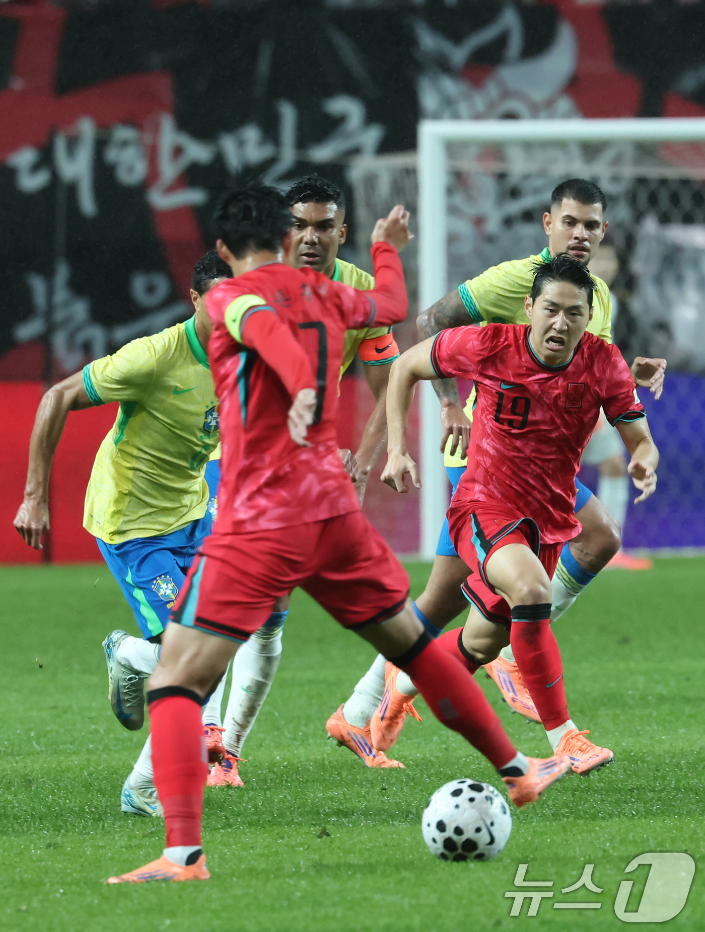 (서울=뉴스1) 장수영 기자 = 10일 서울월드컵경기장에서 열린 하나은행 초청 축구국가대표팀 친선경기 대한민국과 브라질의 경기, 전반전 대한민국 손흥민과 이강인이 공격하고 있다. …