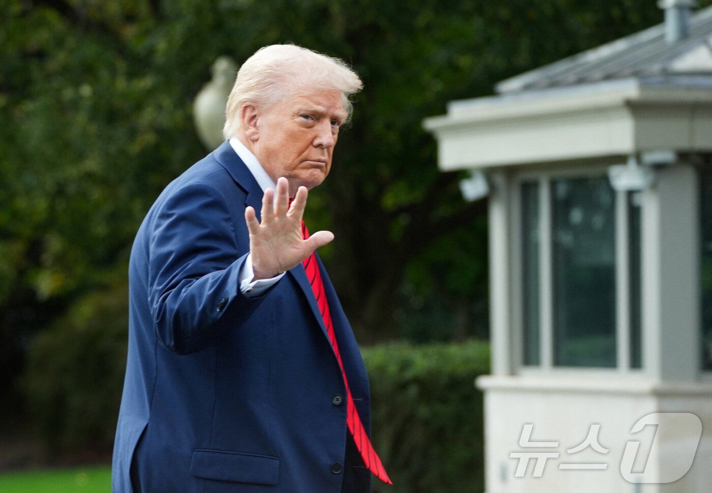 본문 이미지 - 도널드 트럼프 미국 대통령이 10일&#40;현지시간&#41; 메릴랜드주 베데스다에 위치한 월터 리드 국립군사의료센터에서 정기 건강검진을 마치고 백악관에 복귀하며 취재진에게 손을 들어 보이고 있다. 2025.10.10. ⓒ 로이터=뉴스1 ⓒ News1 류정민 특파원