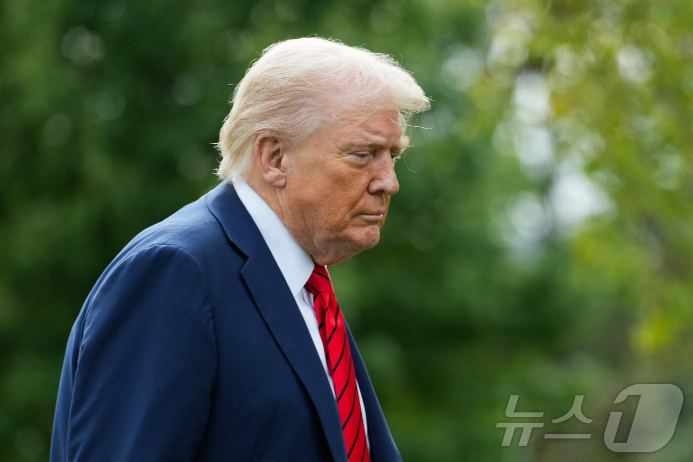 본문 이미지 - 도널드 트럼프 미국 대통령이 10일&#40;현지시간&#41; 메릴랜드주 베데스다에 위치한 월터 리드 국립군사의료센터에서 정기 건강검진을 마치고 백악관에 복귀해 잠시 생각에 잠겨 있다. 2025.10.10. ⓒ 로이터=뉴스1 ⓒ News1 류정민 특파원