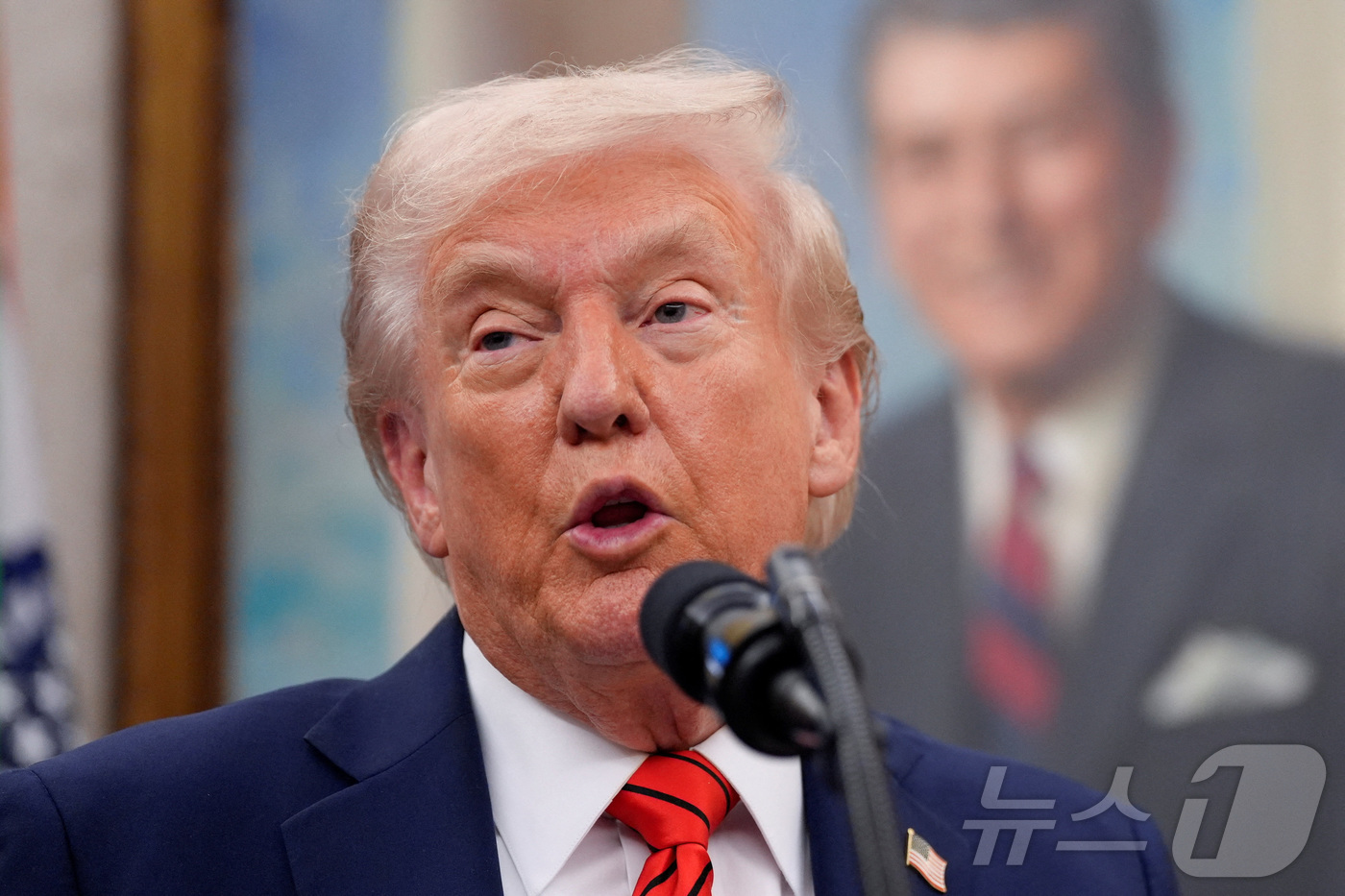 (워싱턴DC 로이터=뉴스1) 류정민 특파원 = 도널드 트럼프 미국 대통령이 10일(현지시간) 워싱턴DC 백악관에서 아스트라제네카 약가 인하를 발표하고 있다. 2025.10.10.ⓒ …