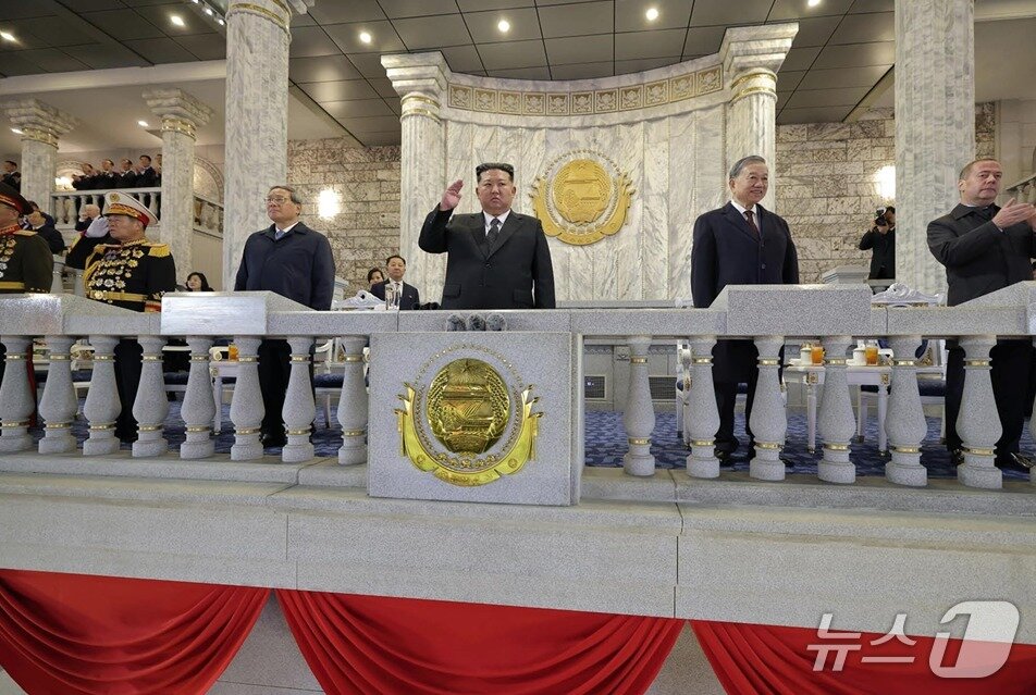 본문 이미지 - &#40;평양 노동신문=뉴스1&#41; = 10일 열린 북한 노동당 창건 80주년 기념 열병식 주석단 모습. 왼쪽부터 리창 중국 국무원 총리, 김정은 당 총비서, 또 럼 베트남 공산당 서기장, 드미트리 메드베데프 러시아 국가안보회의 부의장이 서있다. [국내에서만 사용가능. 재배포 금지. DB 금지. For Use Only in the Republic of Korea. Redistribution Prohibited] rodongphoto@news1.kr