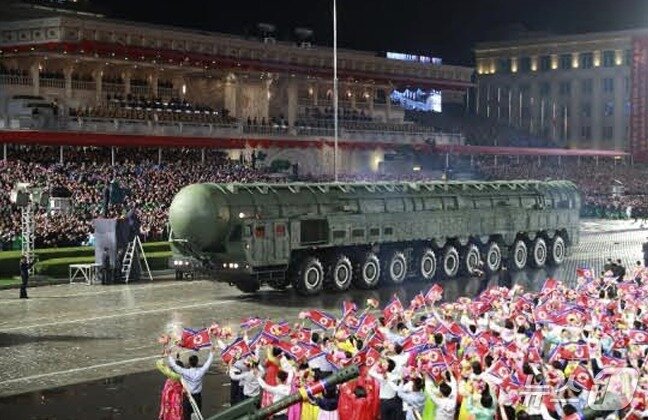 본문 이미지 - &#40;평양 노동신문=뉴스1&#41; = 북한 노동당 기관지 노동신문은 11일 당 창건 80주년 경축 열병식이 전날 김일성광장에서 성대히 거행됐다고 보도했다. 사진은 신형 대륙간탄도미사일&#40;ICBM&#41;인 &#39;화성-20형&#39;의 모습. [국내에서만 사용가능. 재배포 금지. DB 금지. For Use Only in the Republic of Korea. Redistribution Prohibited] rodongphoto@news1.kr