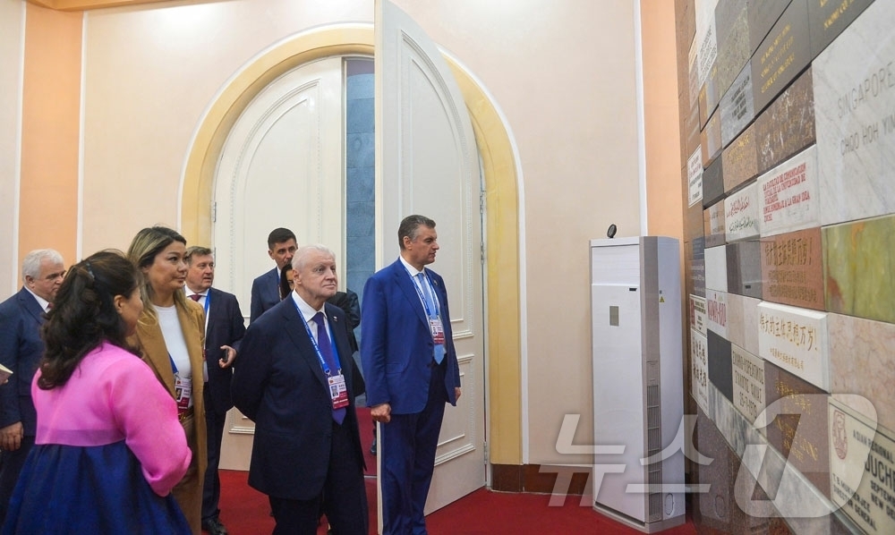 (평양 노동신문=뉴스1) = 북한 노동당 기관지 노동신문은 당 창건 80주년 기념행사를 위해 방북한 세리게이 미로노프 '정의의 러시아-애국자들-진리를 위하여'(사회주의 정당) 위원 …