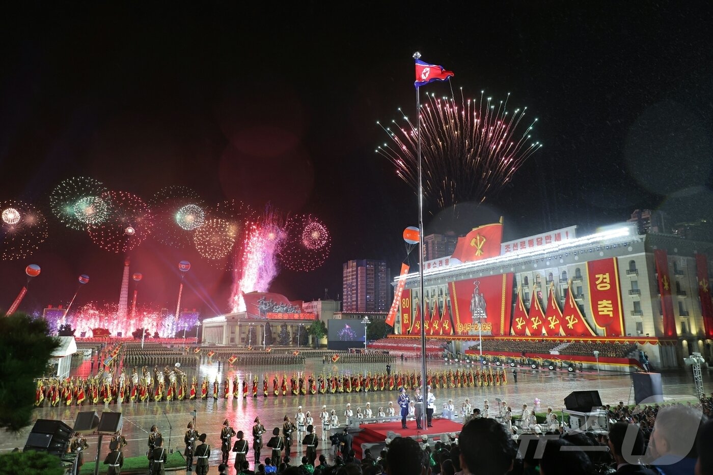 본문 이미지 - &#40;평양 노동신문=뉴스1&#41; = 북한 노동당 기관지 노동신문은 11일 당 창건 80주년 경축 열병식이 전날인 10일 평양 김일성광장에서 성대히 거행됐다고 보도했다. 새 대륙간탄도미사일&#40;ICBM&#41; &#39;화성-20형&#39;이 이날 처음 공개됐다. [국내에서만 사용가능. 재배포 금지. DB 금지. For Use Only in the Republic of Korea. Redistribution Prohibited] rodongphoto@news1.kr