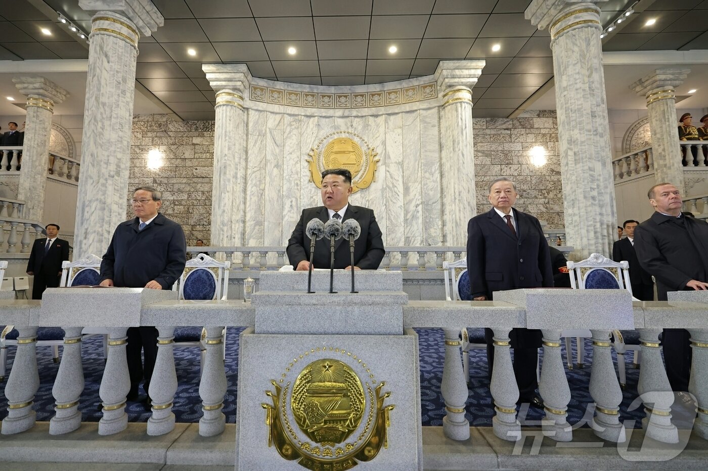 본문 이미지 - &#40;평양 노동신문=뉴스1&#41; = 북한 노동당 기관지 노동신문은 김정은 당 총비서가 10일 평양 김일성광장에서 개최된 북한 노동당 창건 80주년 기념 열병식에 참석해 &#34;&#40;군이&#41; 방위권에 접근하는 위협을 소멸하는 무적의 실체로 진화해야 한다＂라고 연설했다고 11일 보도했다. [국내에서만 사용가능. 재배포 금지. DB 금지. For Use Only in the Republic of Korea. Redistribution Prohibited] rodongphoto@news1.kr