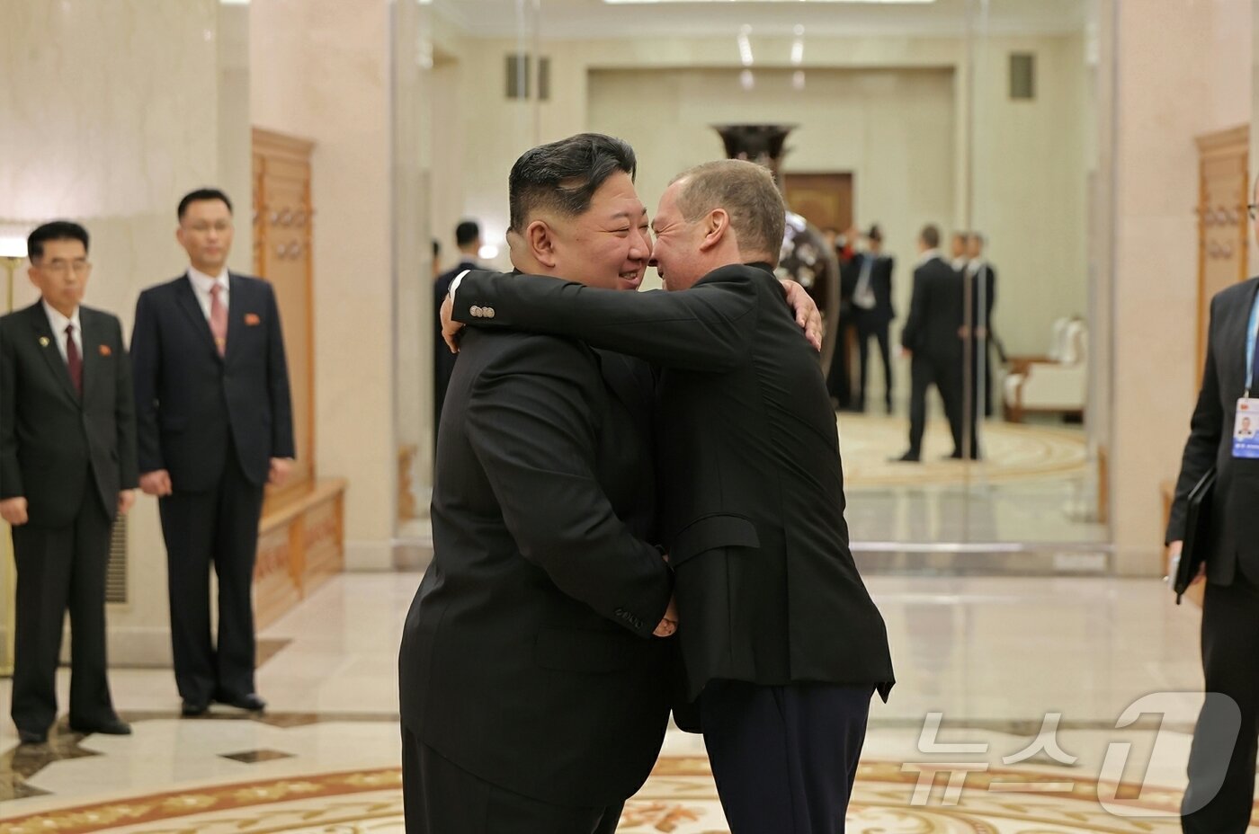 [The Rodong Sinmun, the official newspaper of North Korea&#39;s Workers&#39; Party, reported on October 11 that Kim Jong Un, the party&#39;s general secretary, met with Dmitry Medvedev, Russia&#39;s Deputy Chairman of the Security Council and Chairman of the United Russia party, in Pyongyang on the previous day, on the occasion of the 80th anniversary of the founding of the Workers&#39; Party, to discuss future plans for developing the alliance relationship / Rodong Sinmun]
