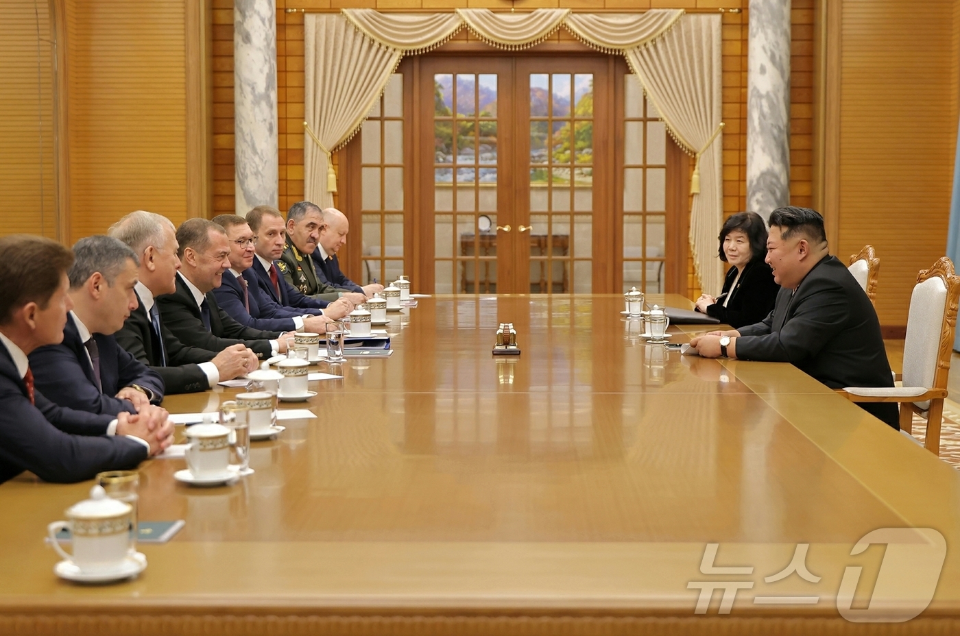 (평양 노동신문=뉴스1) = 북한 노동당 기관지 노동신문은 김정은 당 총비서가 10일 노동당 창건 80주년에 즈음해 평양에서 드미트리 메드베데프 러시아 국가안보회의 부의장 겸 통합 …