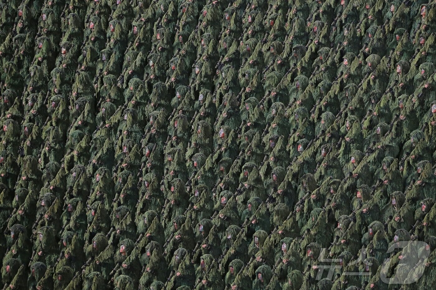 본문 이미지 - &#40;평양 노동신문=뉴스1&#41; = 북한 노동당 기관지 노동신문은 11일 당 창건 80주년 경축 열병식이 전날인 10일 평양 김일성광장에서 성대히 거행됐다고 보도했다. 새 대륙간탄도미사일&#40;ICBM&#41; &#39;화성-20형&#39;이 이날 처음 공개됐다. [국내에서만 사용가능. 재배포 금지. DB 금지. For Use Only in the Republic of Korea. Redistribution Prohibited] rodongphoto@news1.kr