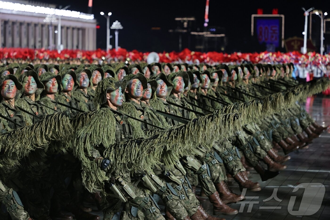 본문 이미지 - &#40;평양 노동신문=뉴스1&#41; = 북한 노동당 기관지 노동신문은 11일 당 창건 80주년 경축 열병식이 전날인 10일 평양 김일성광장에서 성대히 거행됐다고 보도했다. 새 대륙간탄도미사일&#40;ICBM&#41; &#39;화성-20형&#39;이 이날 처음 공개됐다. [국내에서만 사용가능. 재배포 금지. DB 금지. For Use Only in the Republic of Korea. Redistribution Prohibited] rodongphoto@news1.kr