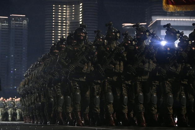 북한군 야투경 감시 피한다…軍 '복합광원 피아식별 장비' 개발 착수