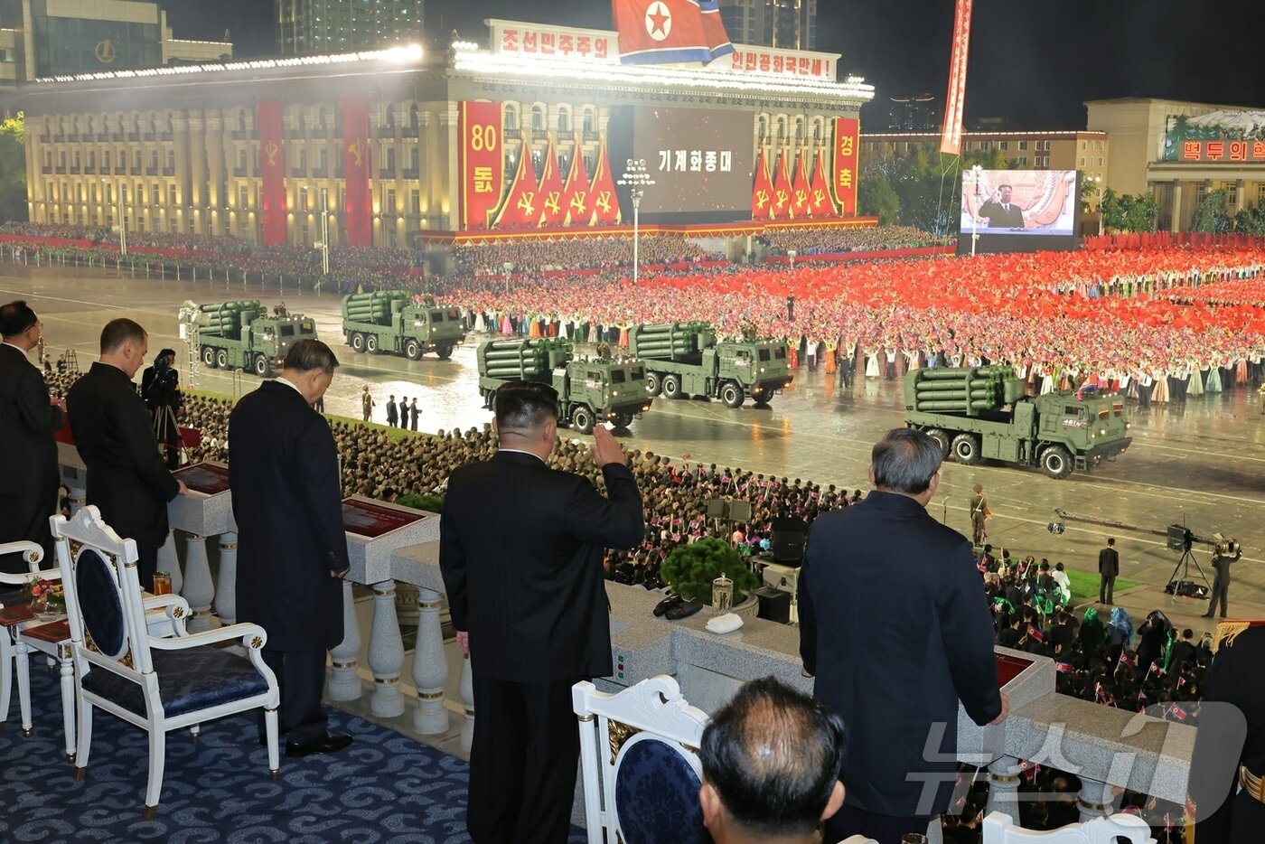 본문 이미지 - &#40;평양 노동신문=뉴스1&#41; = 북한 노동당 기관지 노동신문은 10일 평양 김일성광장에서 북한 노동당 창건 80주년 기념 열병식이 진행됐다고 11일 보도했다. [국내에서만 사용가능. 재배포 금지. DB 금지. For Use Only in the Republic of Korea. Redistribution Prohibited] rodongphoto@news1.kr