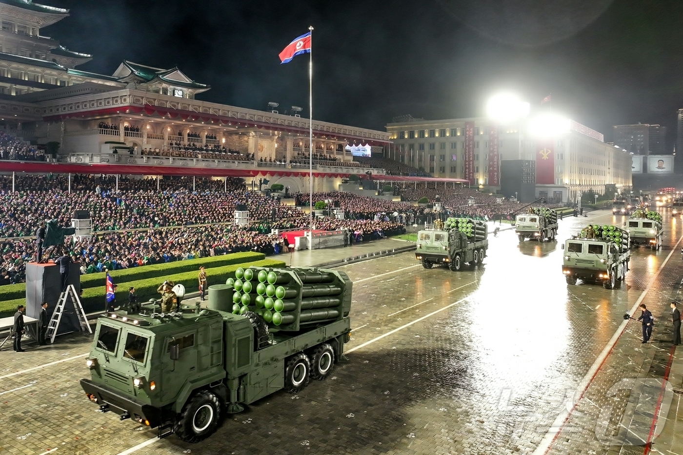 (평양 노동신문=뉴스1) = 북한 노동당 기관지 노동신문은 10일 평양 김일성광장에서 북한 노동당 창건 80주년 기념 열병식이 진행됐다고 11일 보도했다. [국내에서만 사용가능. …