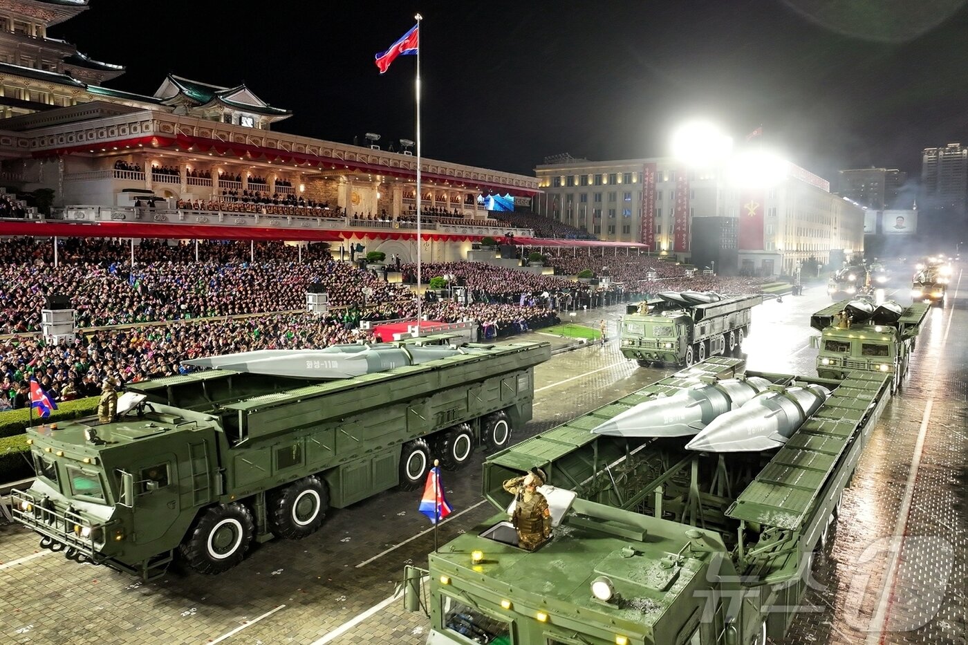 본문 이미지 - &#40;평양 노동신문=뉴스1&#41; = 북한 노동당 기관지 노동신문은 11일 당 창건 80주년 경축 열병식이 전날인 10일 평양 김일성광장에서 성대히 거행됐다고 보도했다. 새 극초음속 단거리탄도미사일&#40;SRBM&#41;인 &#39;화성-11마&#39;의 모습. [국내에서만 사용가능. 재배포 금지. DB 금지. For Use Only in the Republic of Korea. Redistribution Prohibited] rodongphoto@news1.kr