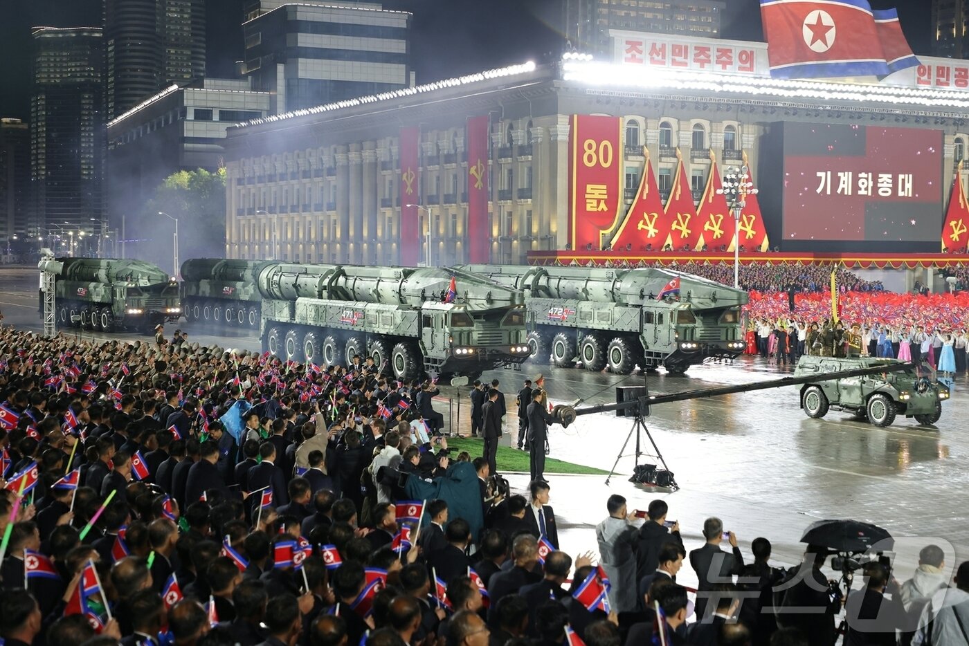 [The Rodong Sinmun, the official newspaper of North Korea&#39;s Workers&#39; Party, reported on the 11th that a grand military parade celebrating the 80th anniversary of the party&#39;s founding was held the previous day at Kim Il-sung Square. The photo shows North Korea&#39;s hypersonic missile / Rodong Sinmun]