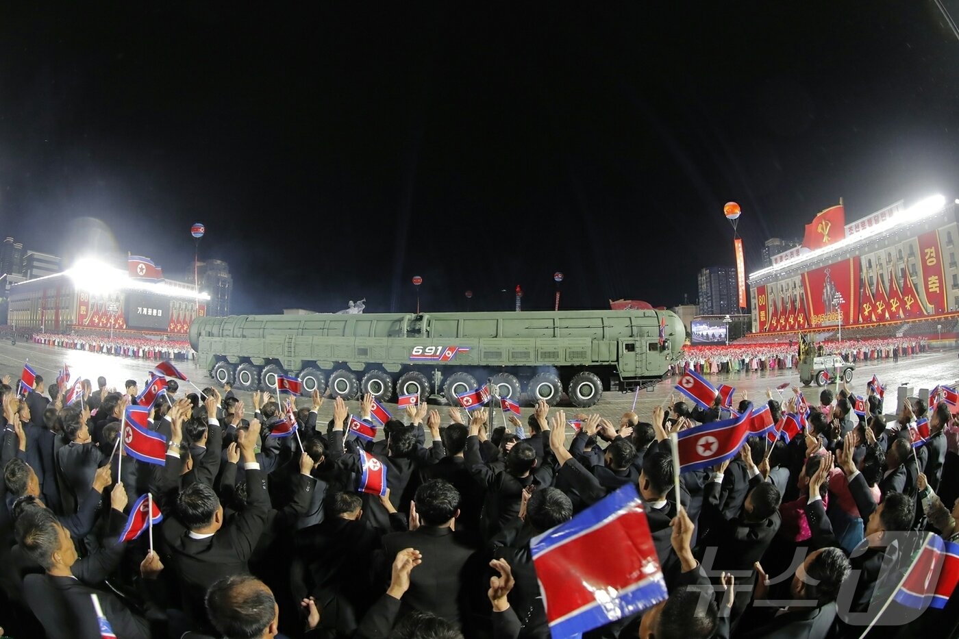 본문 이미지 - &#40;평양 노동신문=뉴스1&#41; = 북한 노동당 기관지 노동신문은 11일 당 창건 80주년 경축 열병식이 전날 김일성광장에서 성대히 거행됐다고 보도했다. 새 대륙간탄도미사일&#40;ICBM&#41; &#39;화성-20형&#39;이 이날 처음 공개됐다. [국내에서만 사용가능. 재배포 금지. DB 금지. For Use Only in the Republic of Korea. Redistribution Prohibited] rodongphoto@news1.kr