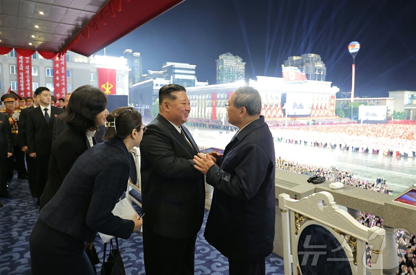 본문 이미지 - &#40;평양 노동신문=뉴스1&#41; = 김정은 북한 노동당 총비서가 10일 진행된 열병식 때 중국의 리창 총리와 악수하는 모습. [국내에서만 사용가능. 재배포 금지. DB 금지. For Use Only in the Republic of Korea. Redistribution Prohibited] rodongphoto@news1.kr