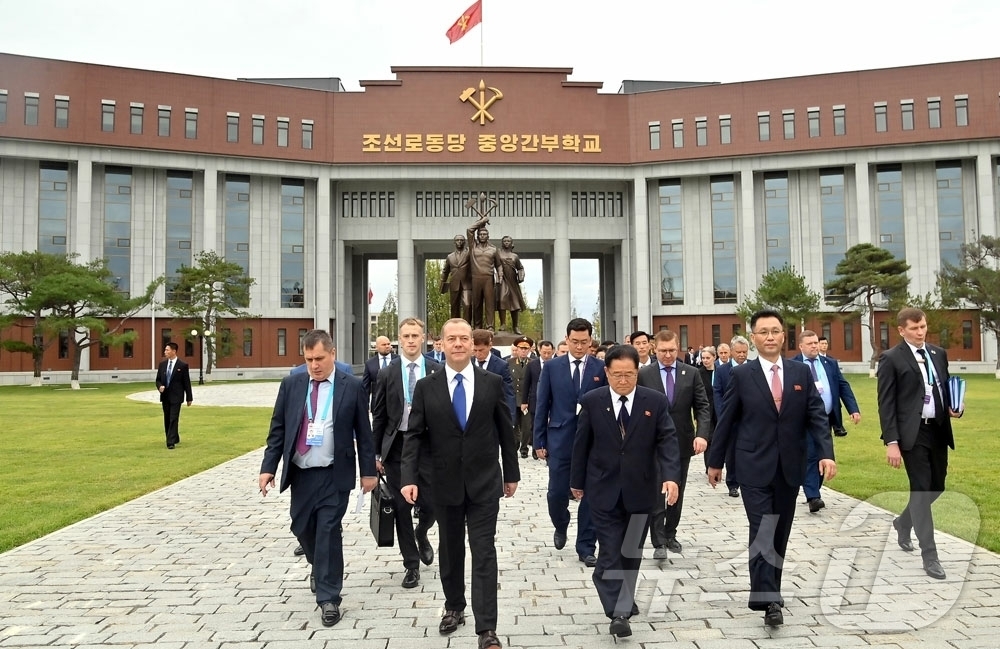(평양 노동신문=뉴스1) = 북한 노동당 기관지 노동신문은 11일 당 창건 80주년을 맞아 평양에 방문한 드미트리 메드베데프 러시아 국가안보회의 부의장이 중앙간부학교와 무장장비 전 …