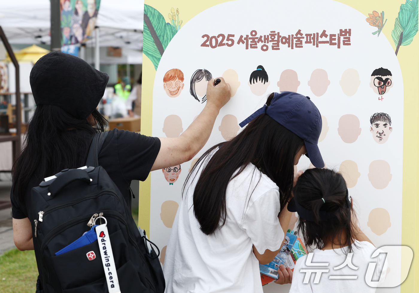 (서울=뉴스1) 김민지 기자 = 11일 서울 용산구 노들섬에서 열린 '2025 서울생활예술페스티벌'에서 시민들이 직접 그림을 그리고 있다. 2025.10.11/뉴스1