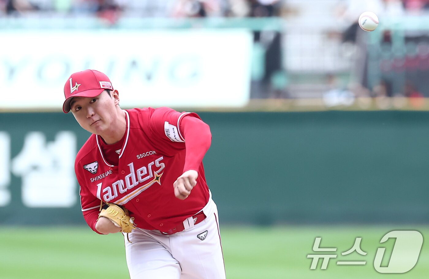 본문 이미지 - 11일 오후 인천 SSG 랜더스필드에서 열린 프로야구 2025 신한 SOL뱅크 KBO 준플레이오프 2차전 삼성 라이온즈와 SSG 랜더스의 경기, SSG 선발 김건우가 역투하고 있다. 2025.10.11/뉴스1 ⓒ News1 김성진 기자