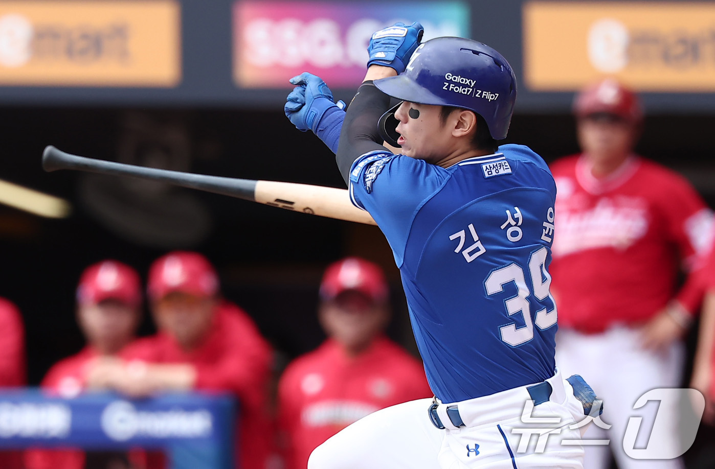 (인천=뉴스1) 김성진 기자 = 11일 오후 인천 SSG 랜더스필드에서 열린 프로야구 2025 신한 SOL뱅크 KBO 준플레이오프 2차전 삼성 라이온즈와 SSG 랜더스의 경기, 삼 …