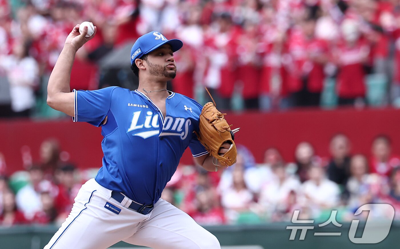 본문 이미지 - 11일 오후 인천 SSG 랜더스필드에서 열린 프로야구 2025 신한 SOL뱅크 KBO 준플레이오프 2차전 삼성 라이온즈와 SSG 랜더스의 경기, 삼성 선발 가라비토가 역투하고 있다. 2025.10.11/뉴스1 ⓒ News1 김성진 기자