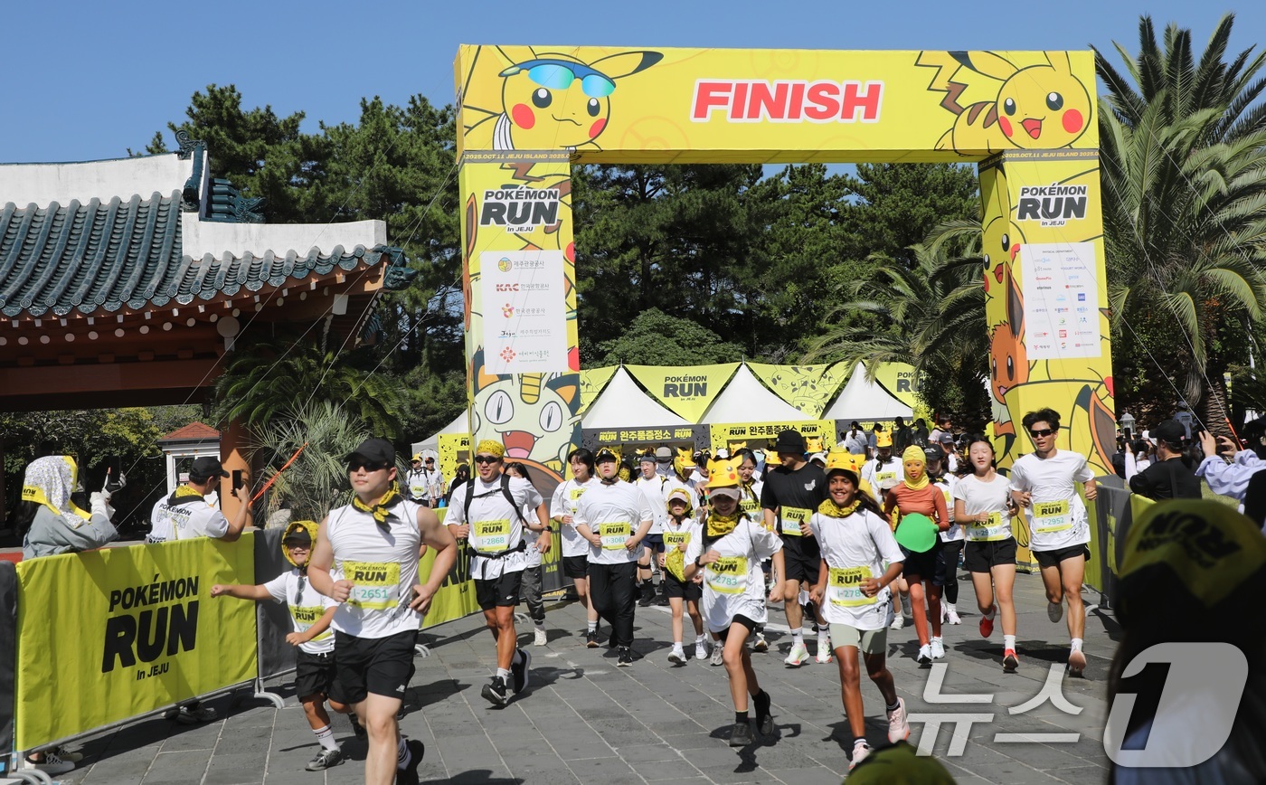 (제주=뉴스1) 고동명 기자 = 11일 오후 제주 서귀포시 중문관광단지에서 열린 '포켓몬 런' 참가자들이 힘차게 출발하고 있다.이 행사는 제주주관광공사가 오는 26일까지 중문관광단 …