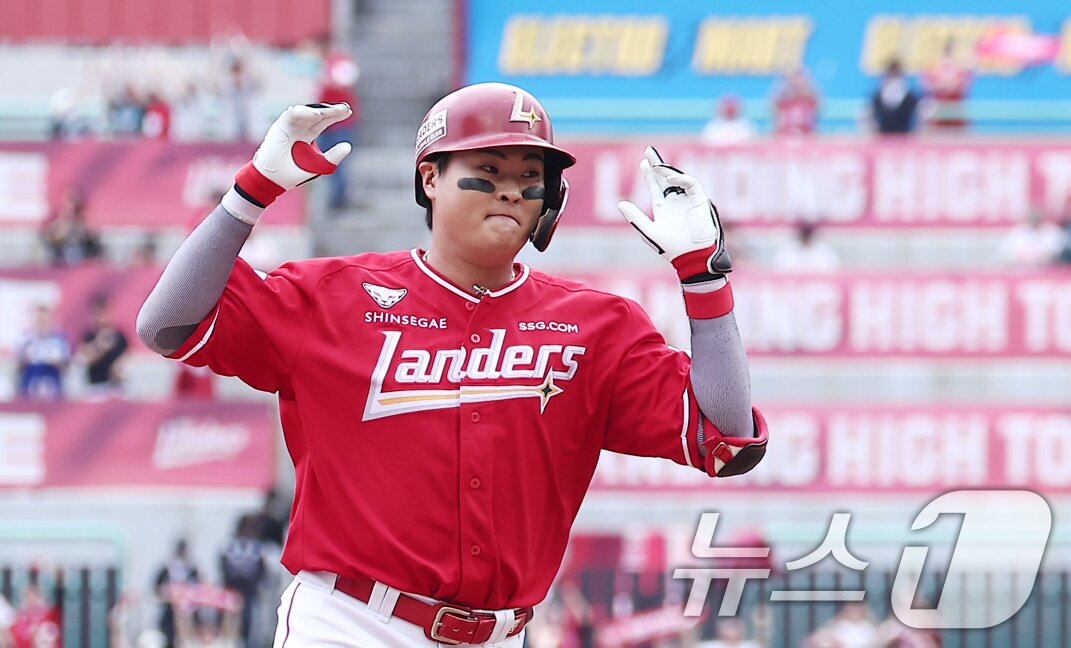 본문 이미지 - 11일 오후 인천 SSG 랜더스필드에서 열린 프로야구 2025 신한 SOL뱅크 KBO 준플레이오프 2차전 삼성 라이온즈와 SSG 랜더스의 경기, SSG 고명준이 2회말 1사 솔로홈런을 터뜨린 후 세리머니를 하고 있다. 2025.10.11/뉴스1 ⓒ News1 김성진 기자