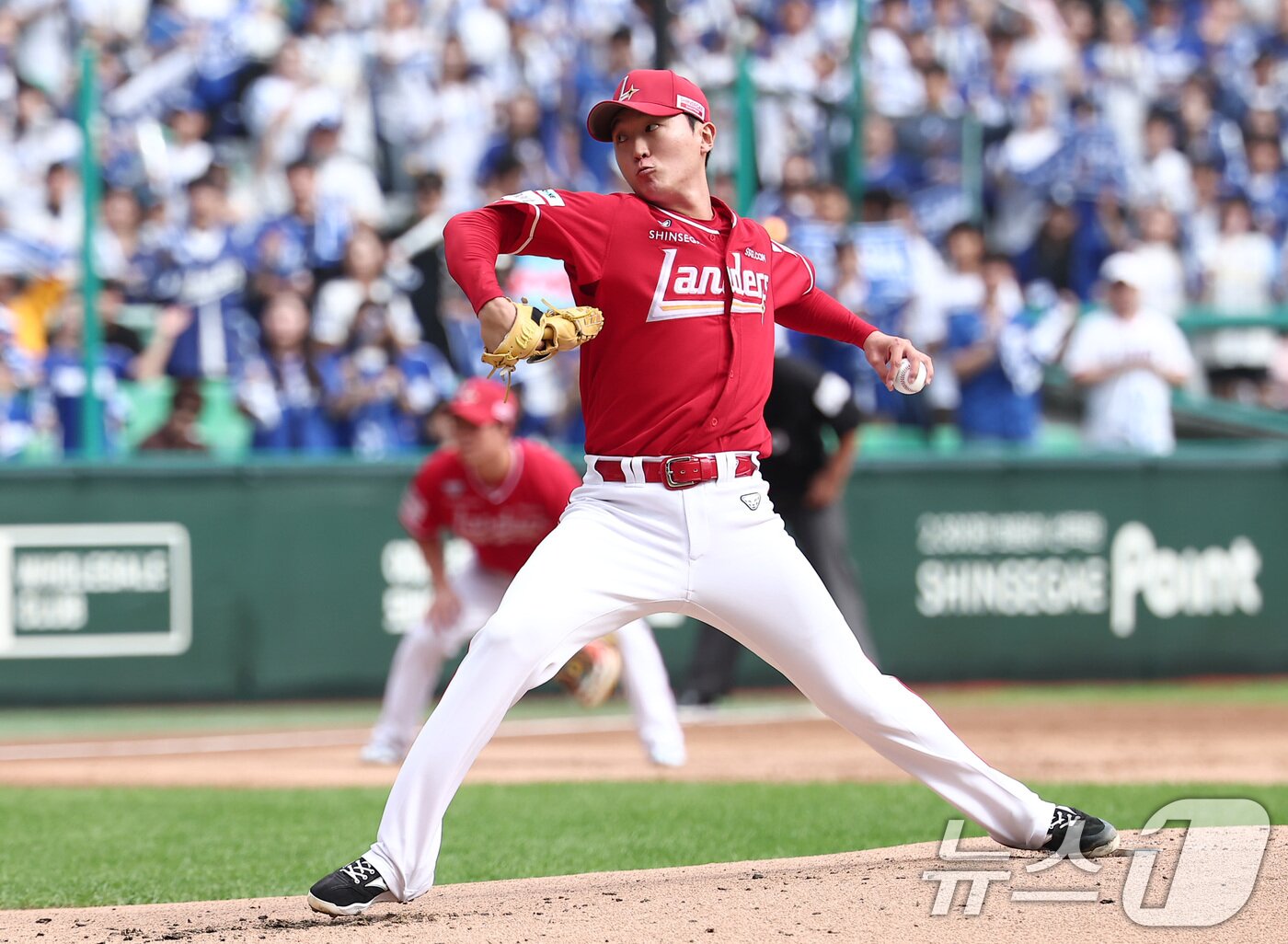 본문 이미지 - 11일 오후 인천 SSG 랜더스필드에서 열린 프로야구 2025 신한 SOL뱅크 KBO 준플레이오프 2차전 삼성 라이온즈와 SSG 랜더스의 경기, SSG 선발 김건우가 역투하고 있다. 2025.10.11/뉴스1 ⓒ News1 김성진 기자