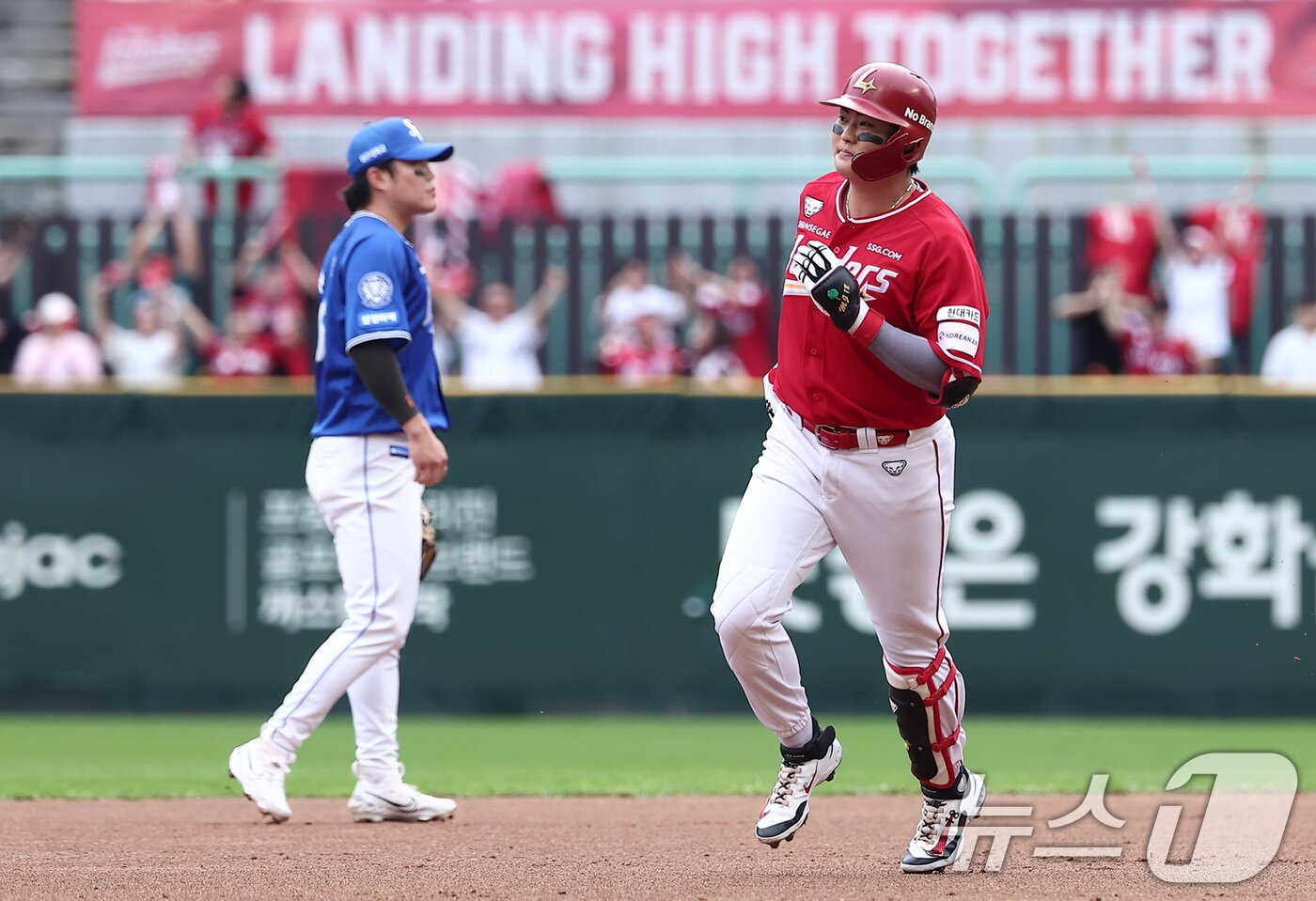 본문 이미지 - 11일 오후 인천 SSG 랜더스필드에서 열린 프로야구 2025 신한 SOL뱅크 KBO 준플레이오프 2차전 삼성 라이온즈와 SSG 랜더스의 경기, SSG 고명준이 2회말 1사 솔로홈런을 터뜨린 후 그라운드를 돌고 있다. 2025.10.11/뉴스1 ⓒ News1 김성진 기자