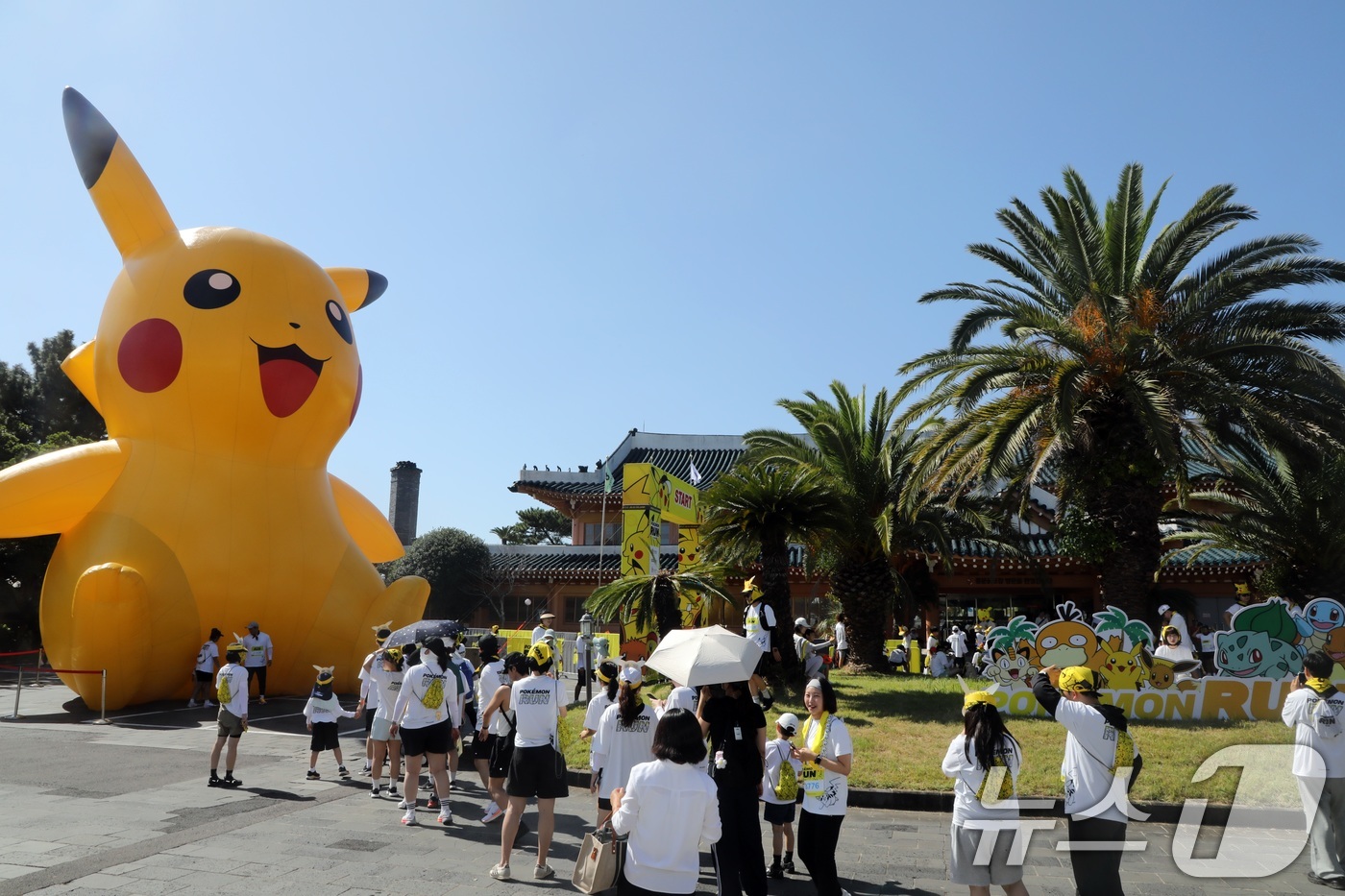 (제주=뉴스1) 고동명 기자 = 11일 오후 제주 서귀포시 중문관광단지에서 열린 '포켓몬 런' 행사장에 대형 피카츄가 설치돼있다.이 행사는 제주관광공사가 26일까지 중문관광단지 일 …