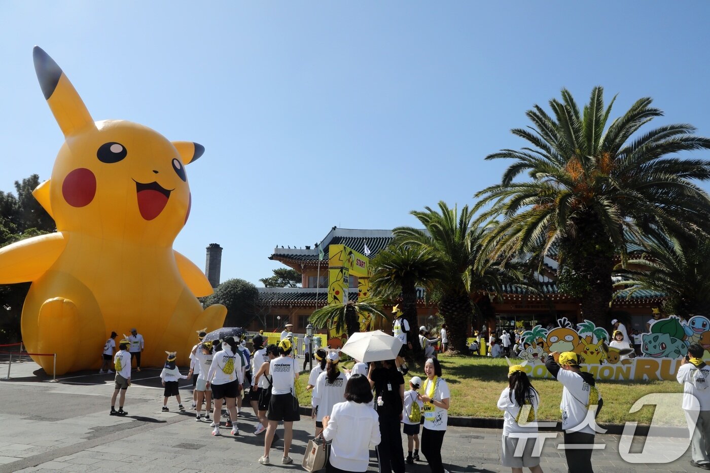 본문 이미지 - 11일 오후 제주 서귀포시 중문관광단지에서 열린 &#39;포켓몬 런&#39; 행사장에 대형 피카츄가 설치돼있다. 2025.10.11/뉴스1 ⓒ News1 고동명 기자